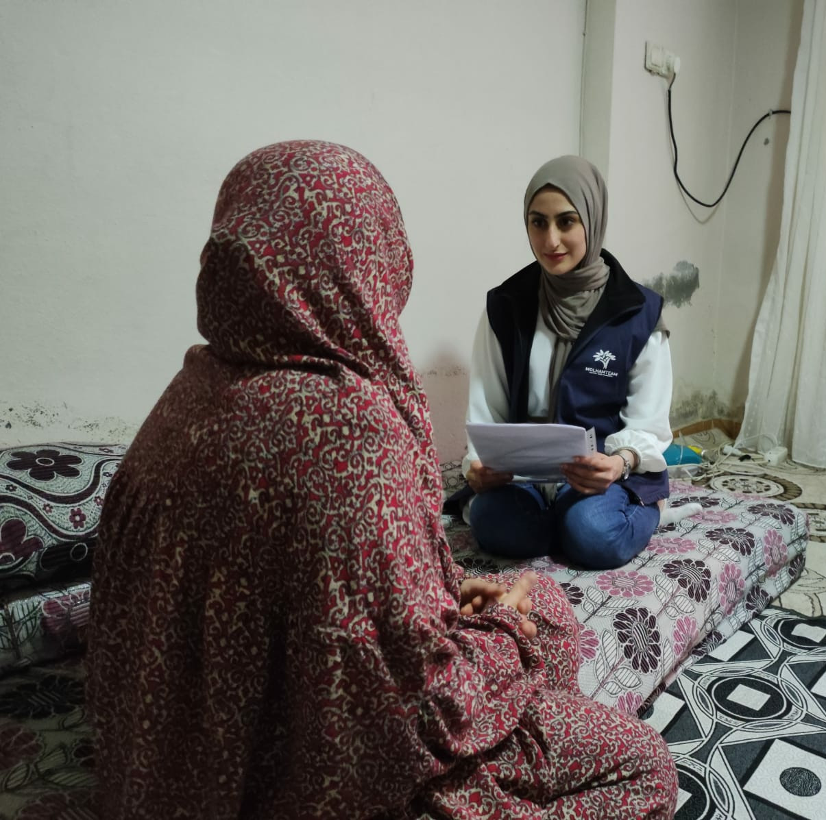 تعيش تلك العائلة في فقرٍ شديد، لدرجة أنهم فقدوا طفلهم الرضيع بسبب نقص المال والعلاج.