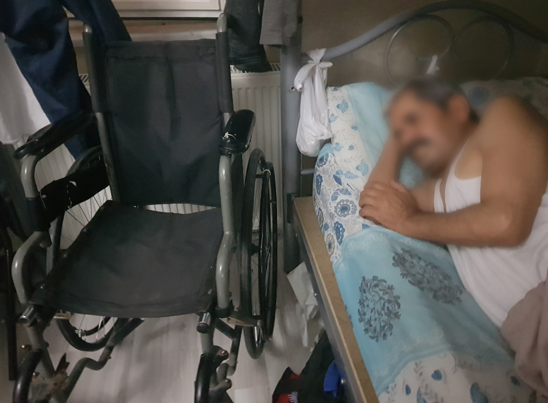 رجل يعاني من سرطان العظام