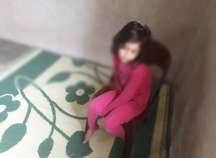 طفلة حلمها الوحيد أن تبتسم دون خجل من منظر فمها