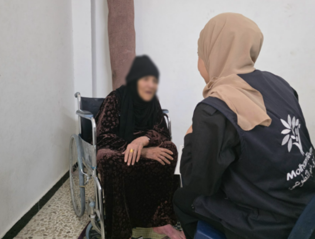جدة مقعدة ترعى أحفادها وحدها