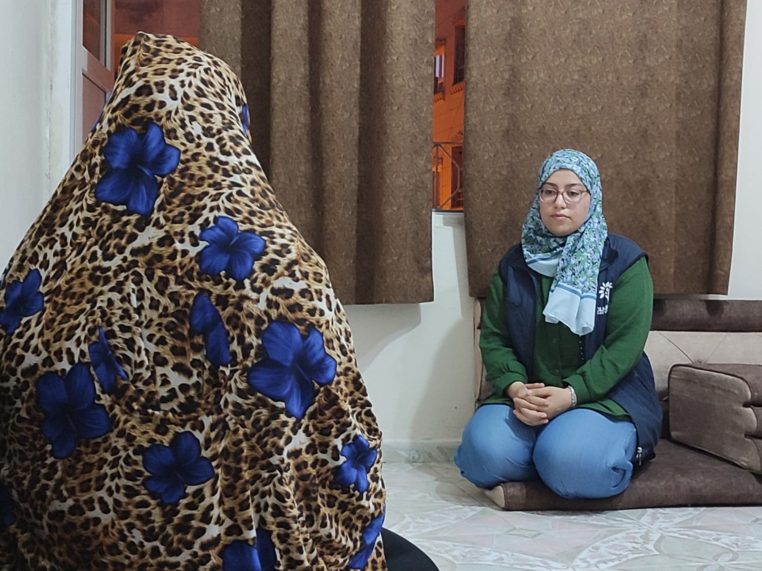 A family suffers from displacement and the earthquake disaster.