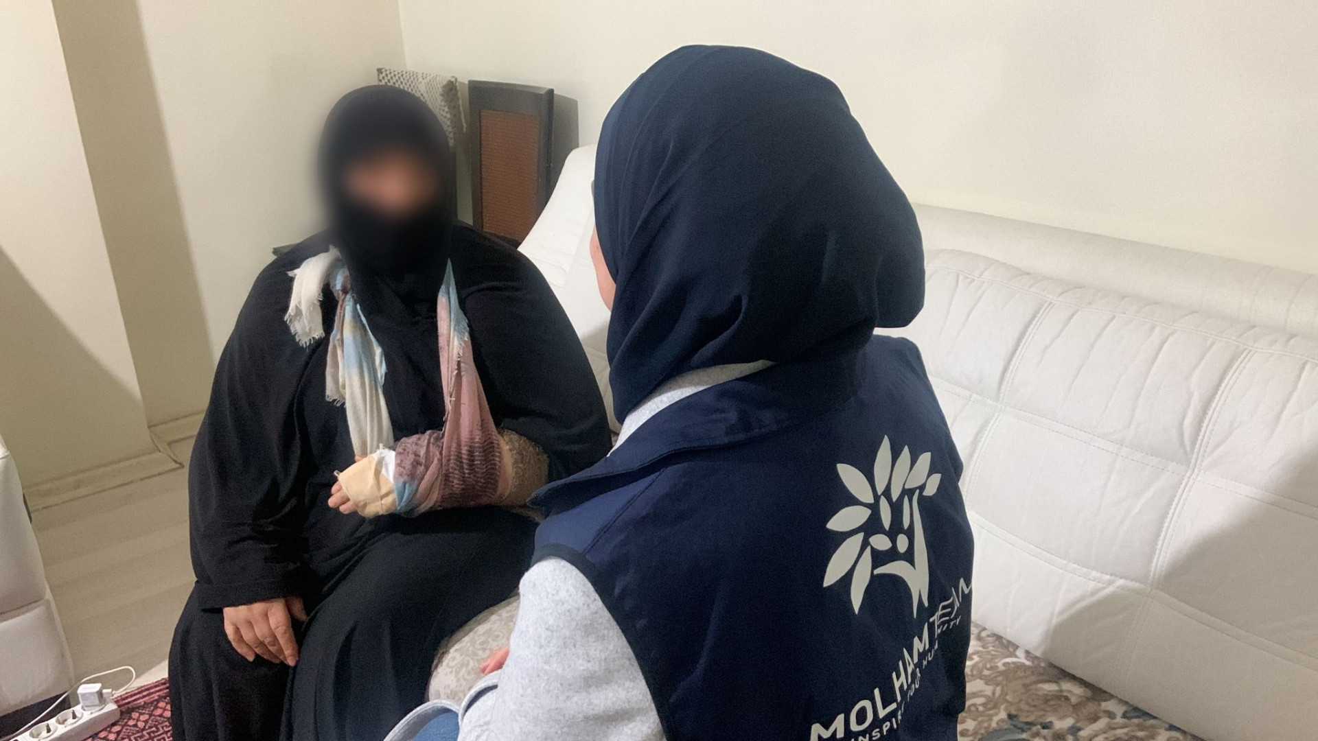 أعيدوا النور لعينيّ الخالة فاطمة..