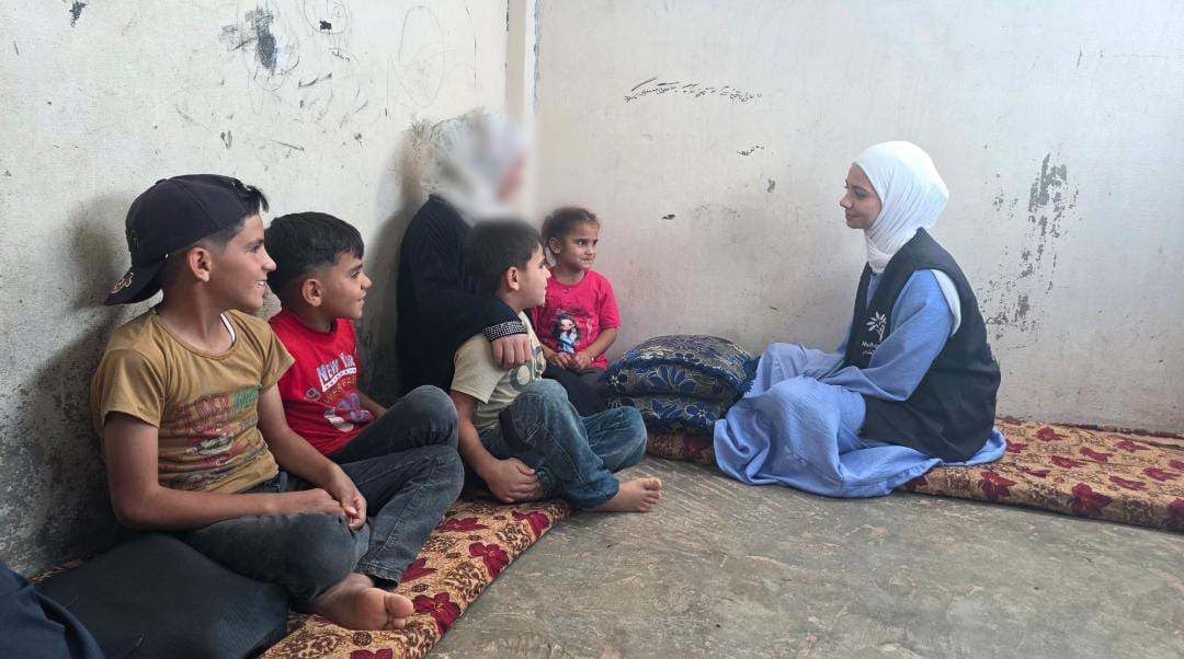 أربعةُ أطفال في منزلٍ بلا نوافذ