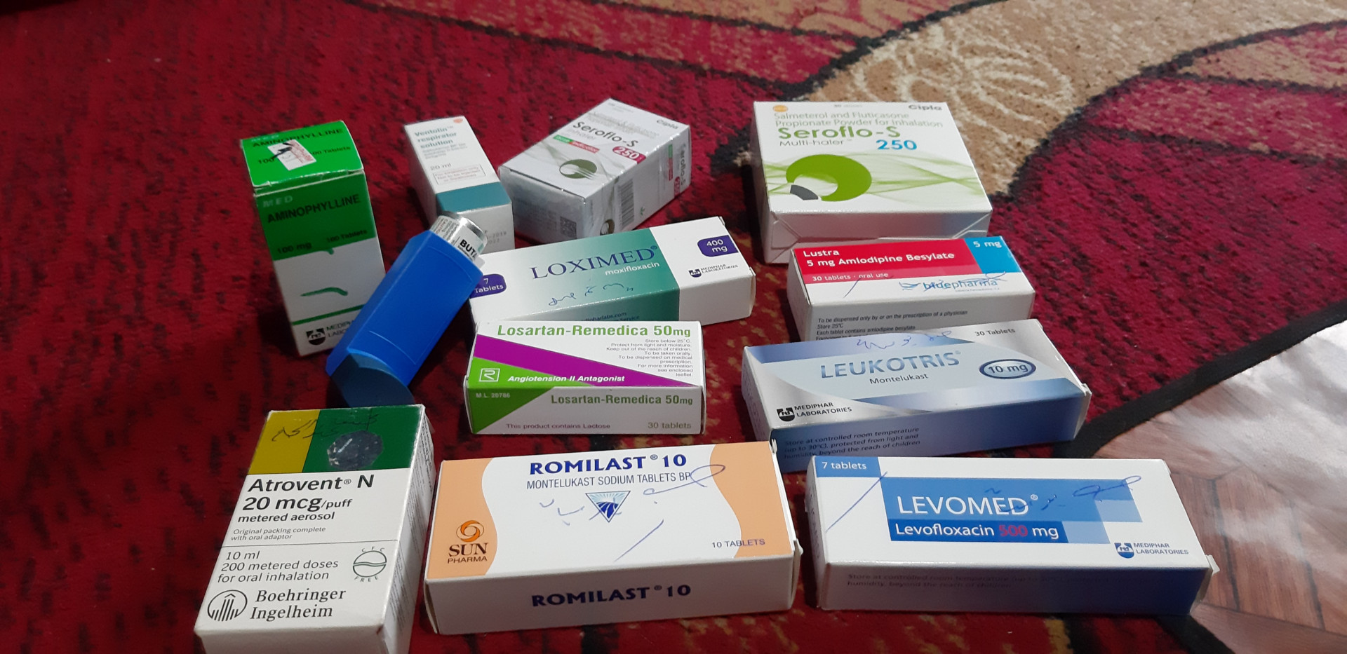 رجل كبير بالسن بحاجة ضرورية إلى أدوية