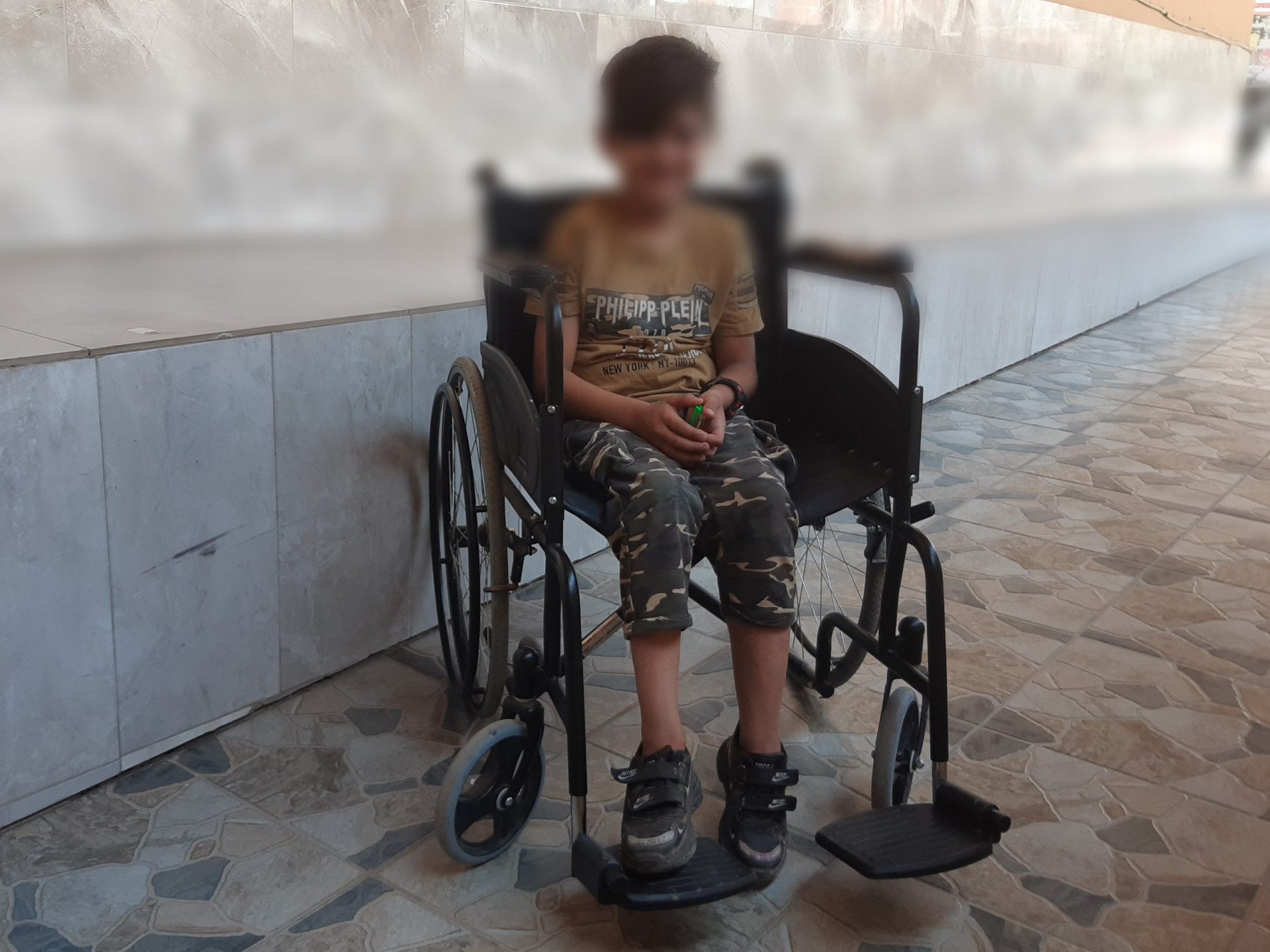 طفل بحاجة شديدة للمساعدة