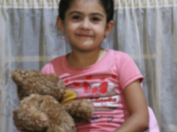 ميرنا طفلة جميلة فقدت والدها .