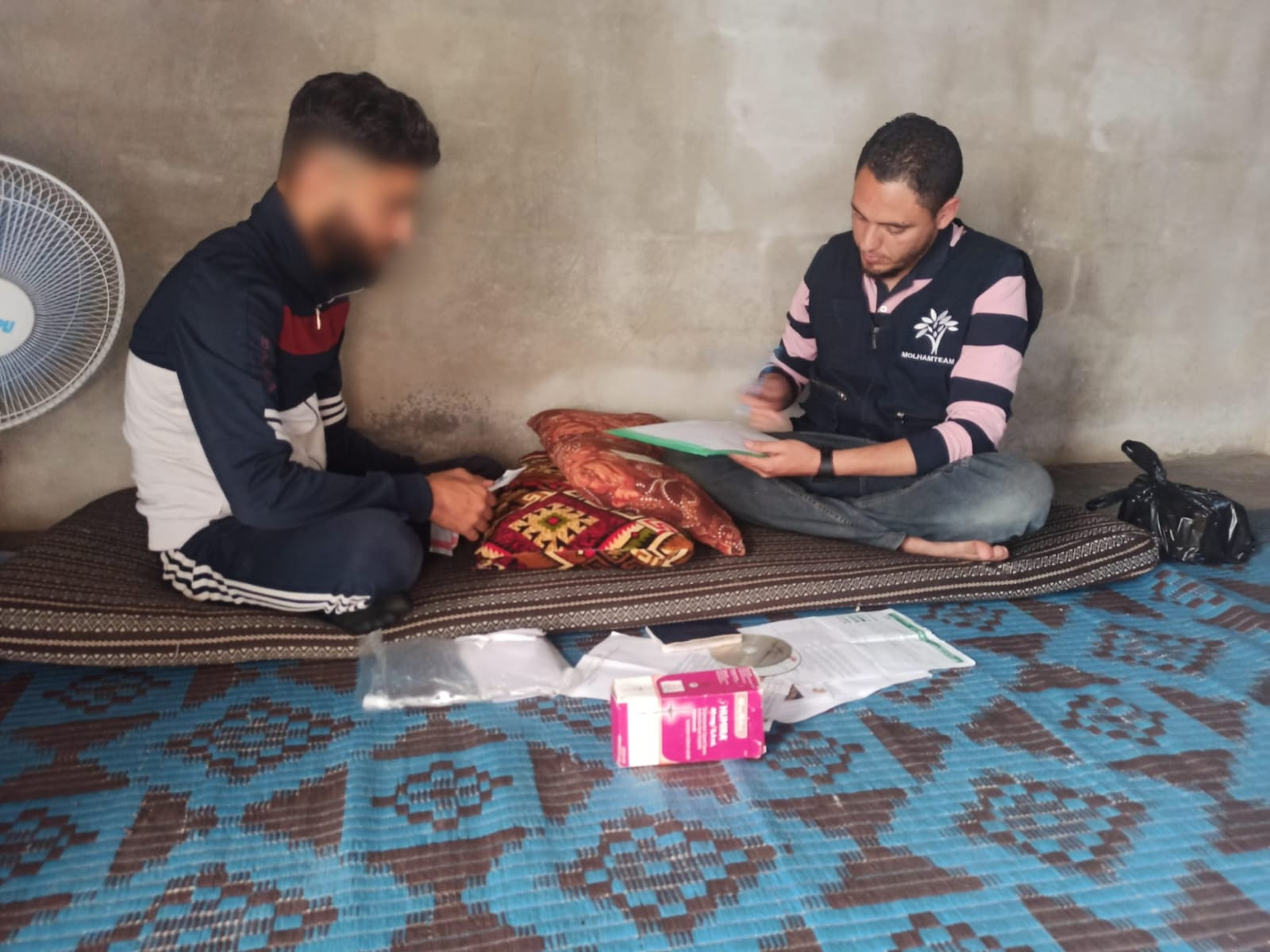 الأخ محمد تحت وطأة العجز، لا مأوى سوى خيمة ولا لقمة عيش إلا عن طريق السلل الإغاثية