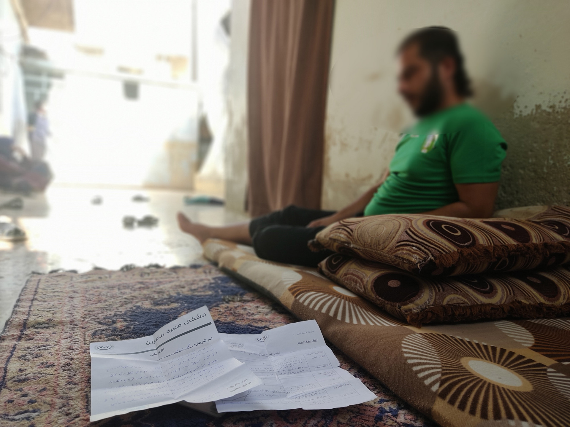 شاب تمنعه الإصابة من العمل .
