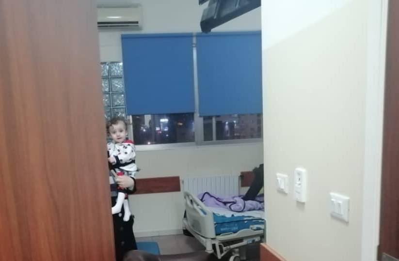Une fille a besoin de frais de traitement.