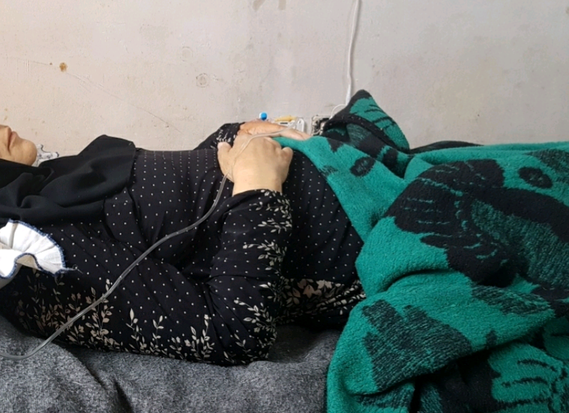 امرأة مسنة تعاني النزوح والمرض