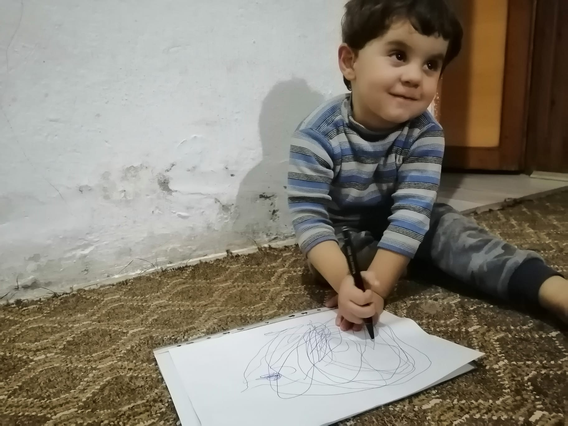 الطفل محمد يعاني من مشاكل في السمع