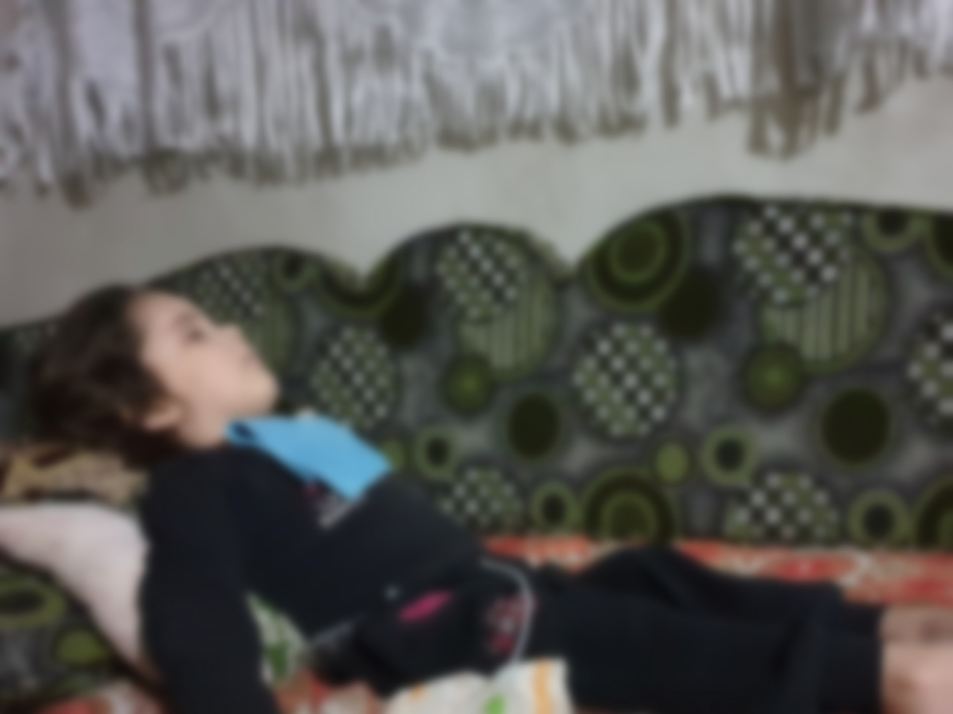 A little girl fell off a rooftop