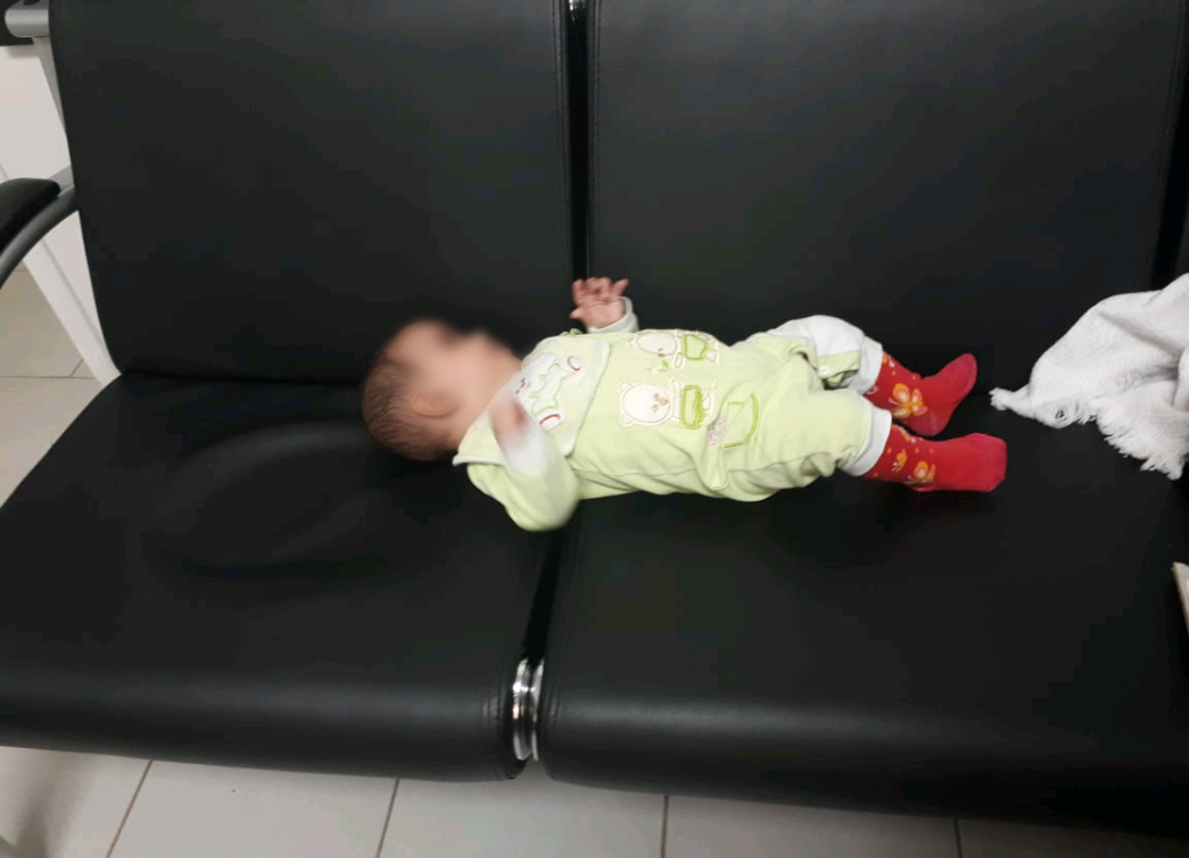 طفلة تعاني من تموّت في الأمعاء