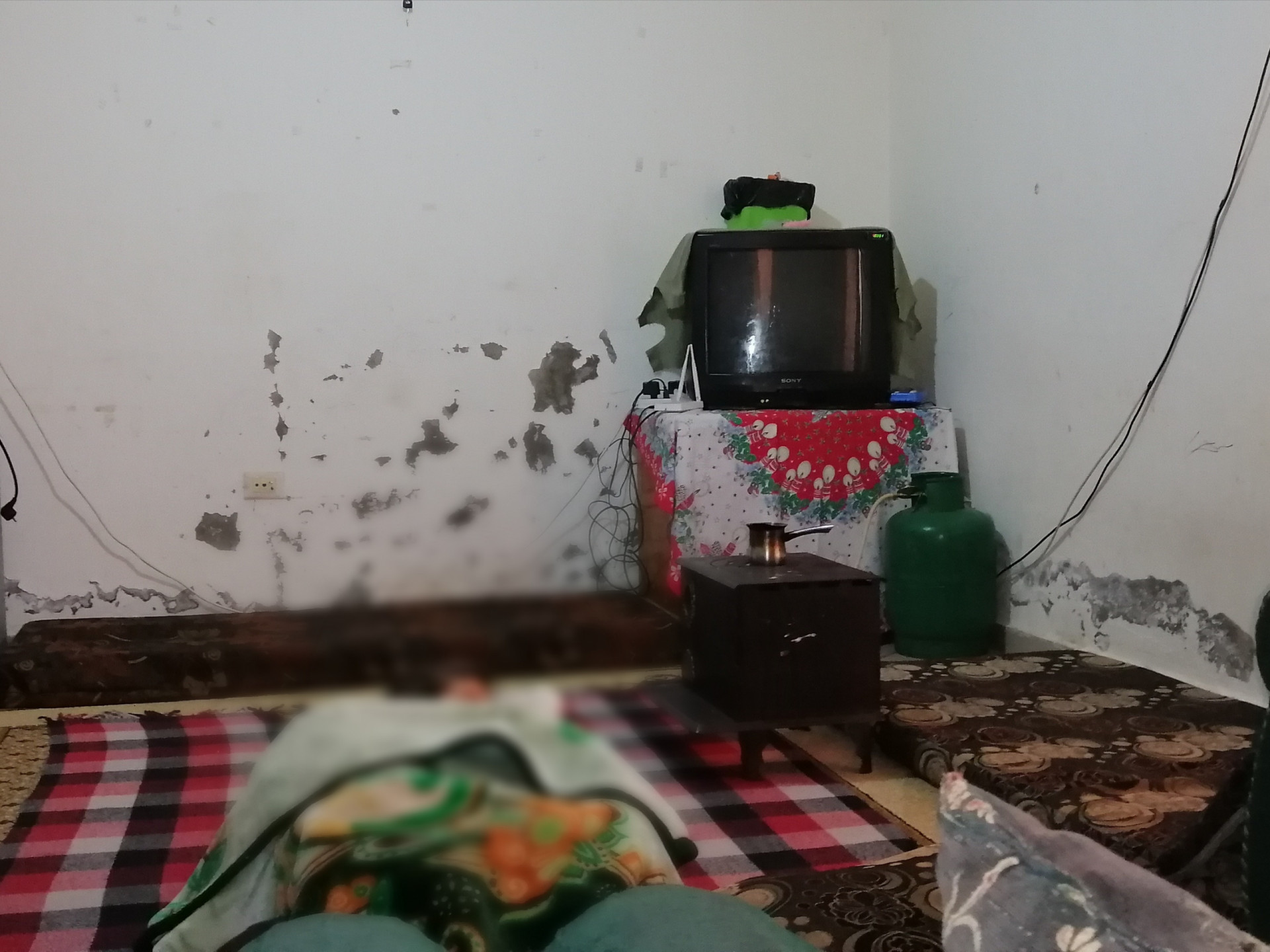 14 people lives in one house