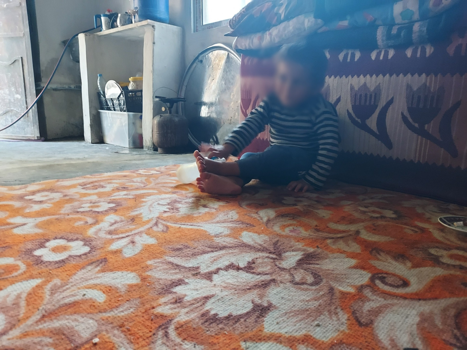 طفل يعاني من نقص أكسجة ووالده عامل لا يملك ثمن أدويته!