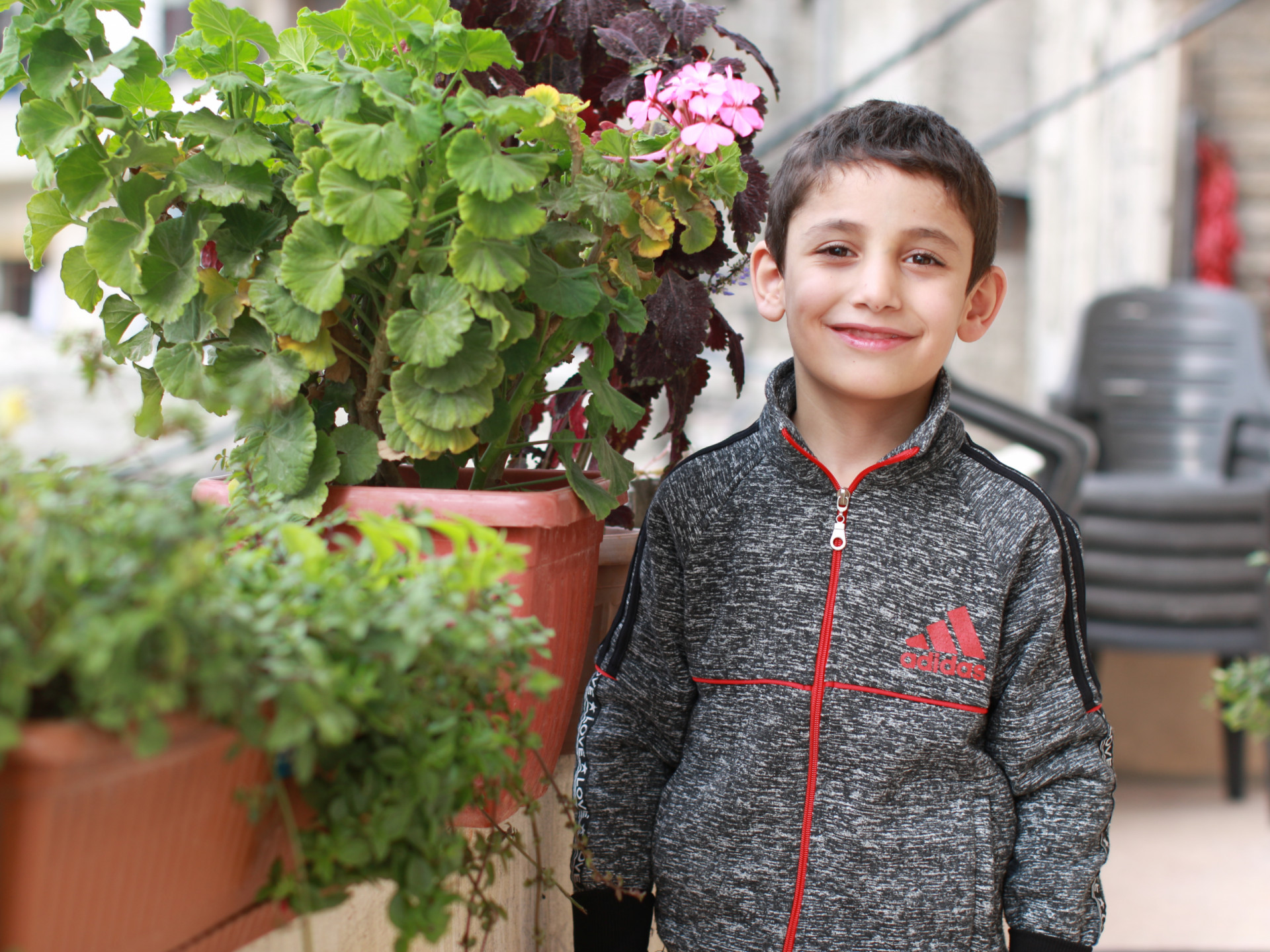 ياسين طفل يتيم تحمل الكثير من الحزن