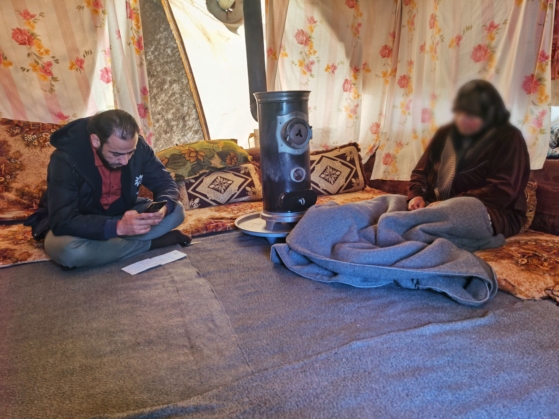 Eight people lives in a tent and needs your help