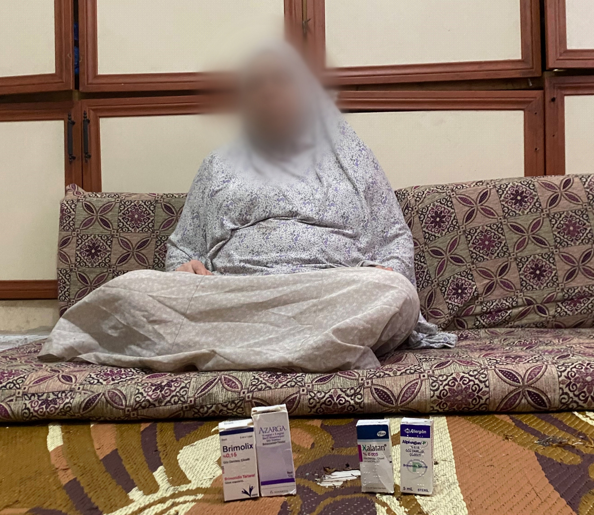 Halloum leidet unter Augendruck, der sie daran hindert, richtig zu sehen