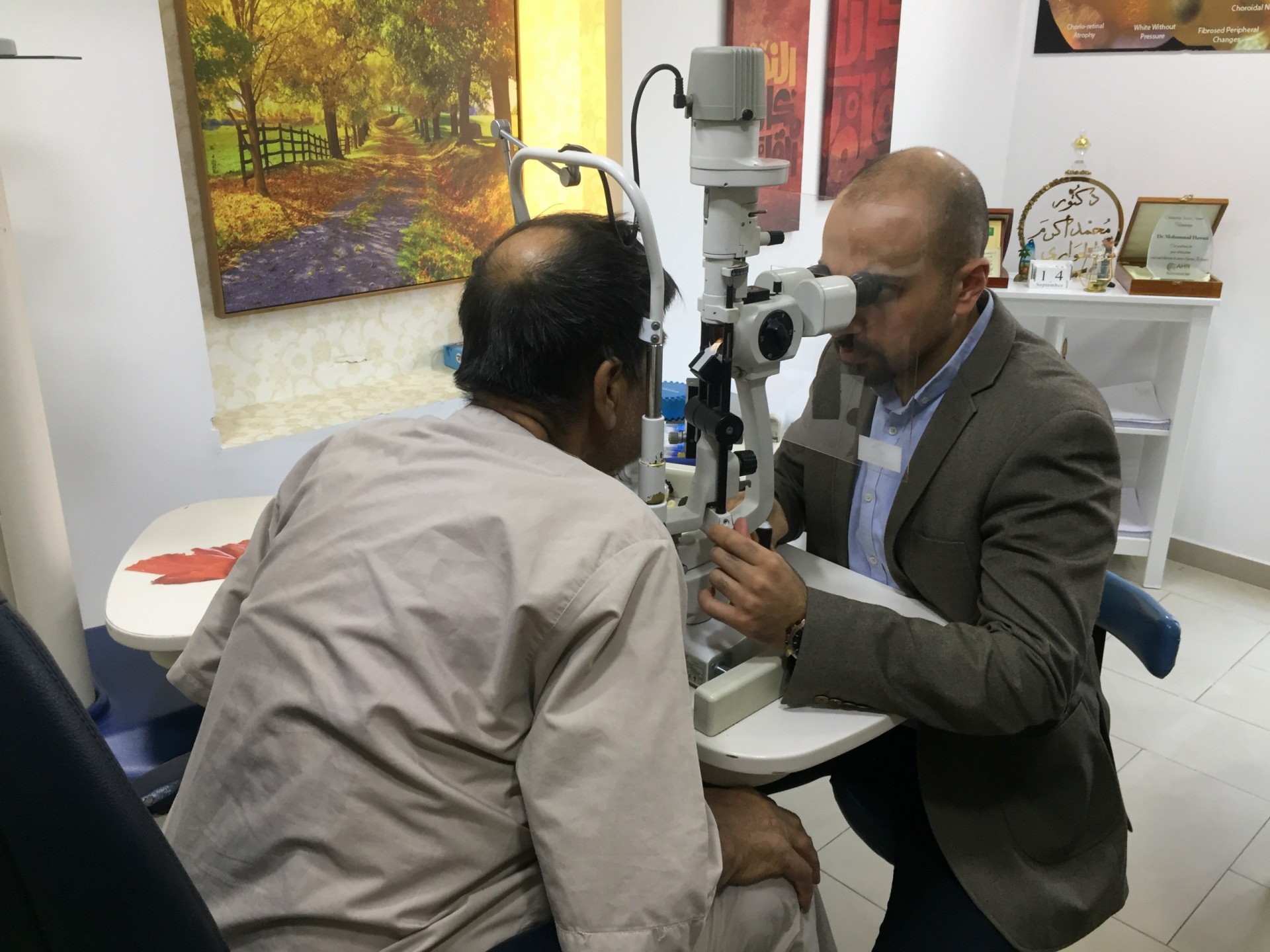عم بحاجة عملية لعينه