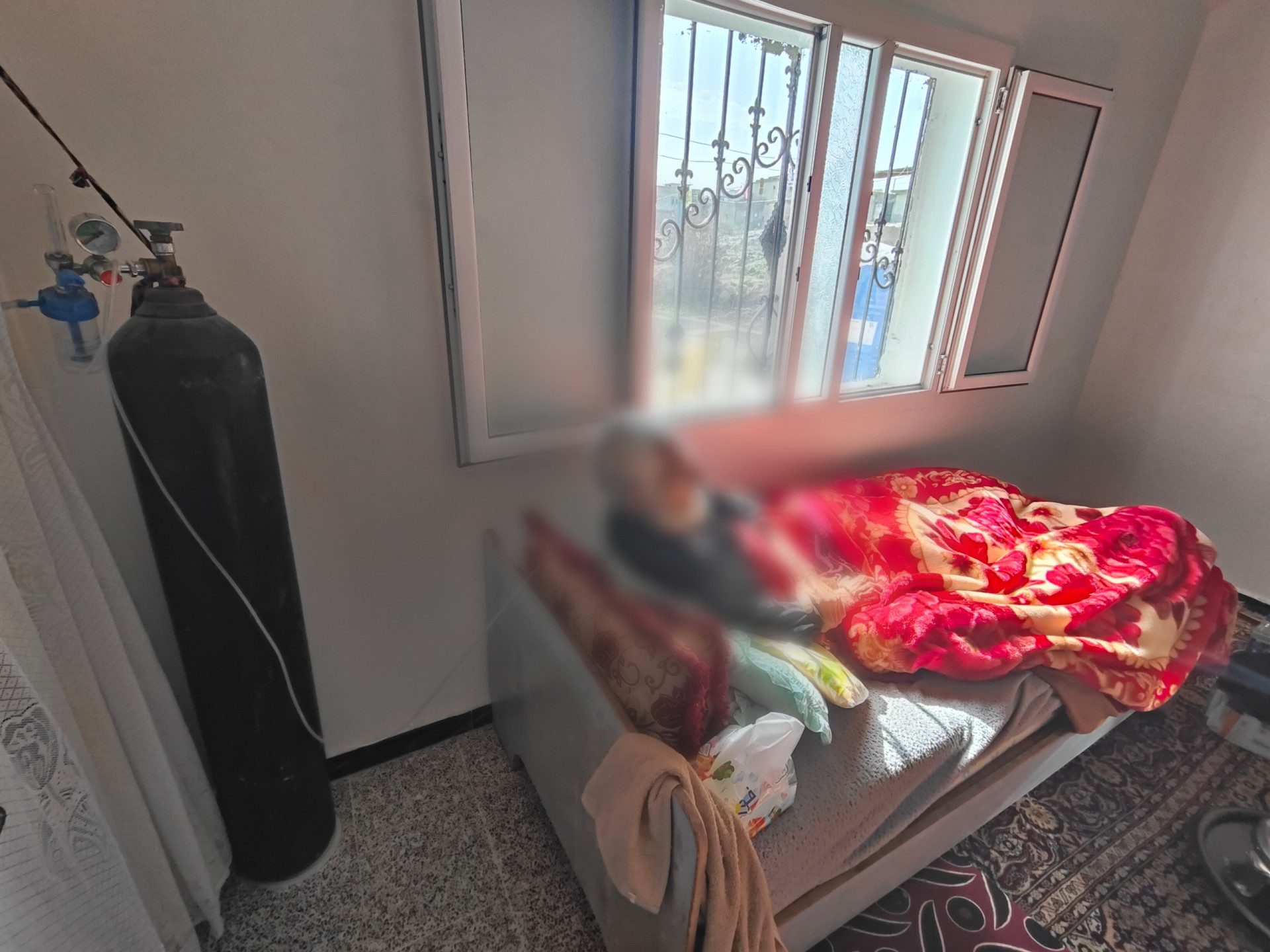 يعيشانِ بين انعدام الأسباب!