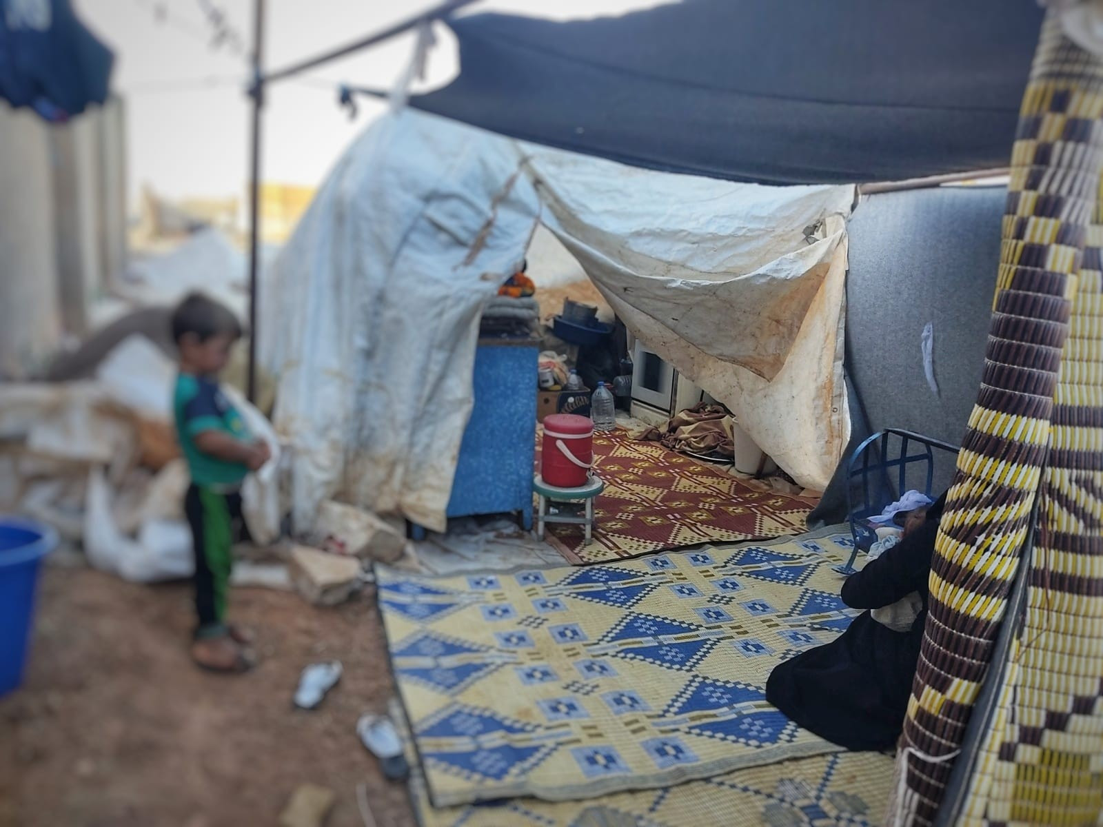 A displaced family needs an urgent help!