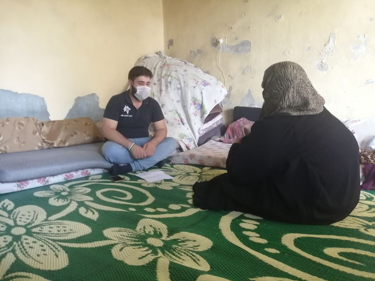 امرأة تشتكي ألماً بسبب عجزها