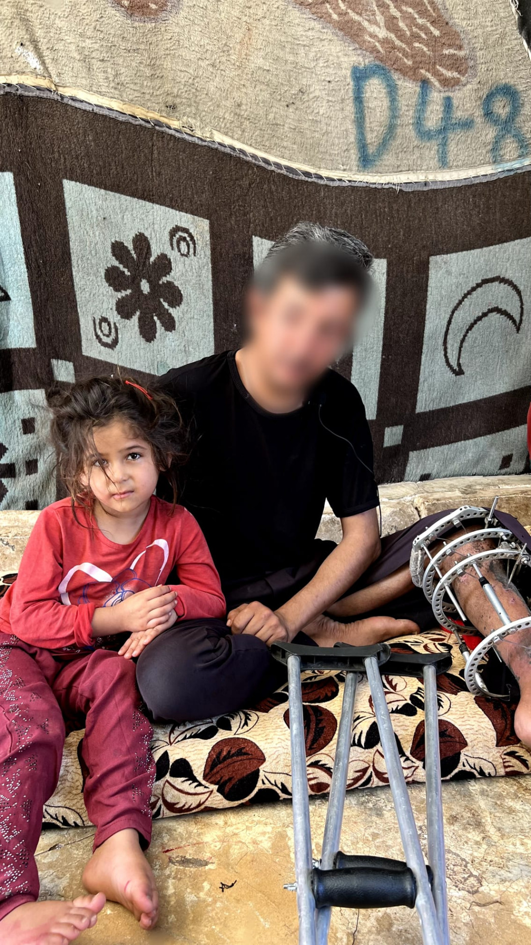 عائلة كريمة متعففة تسكن في خيمة، فتك بها المرض الشديد وضيق ذات اليد واللجوء وهم بحاجة للمساعدة