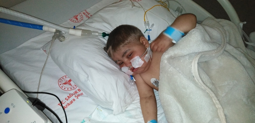 الطفل هشام يعاني من متلازمة غريسيلي بحاجة إلى مساعدتنا