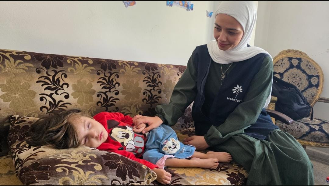 سنا تكافح الضمور الدماغي منذ ولادتها