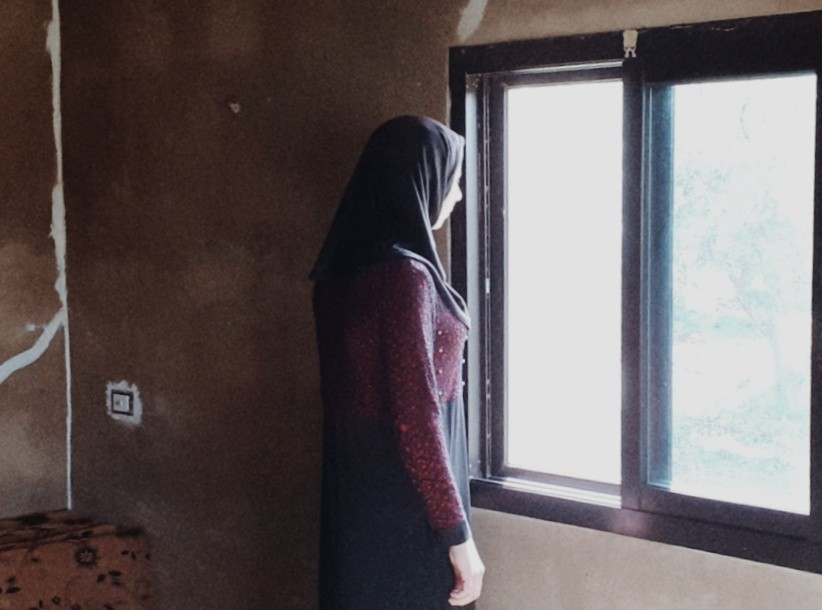 شابة بحاجة لزرع عدسات في عينها