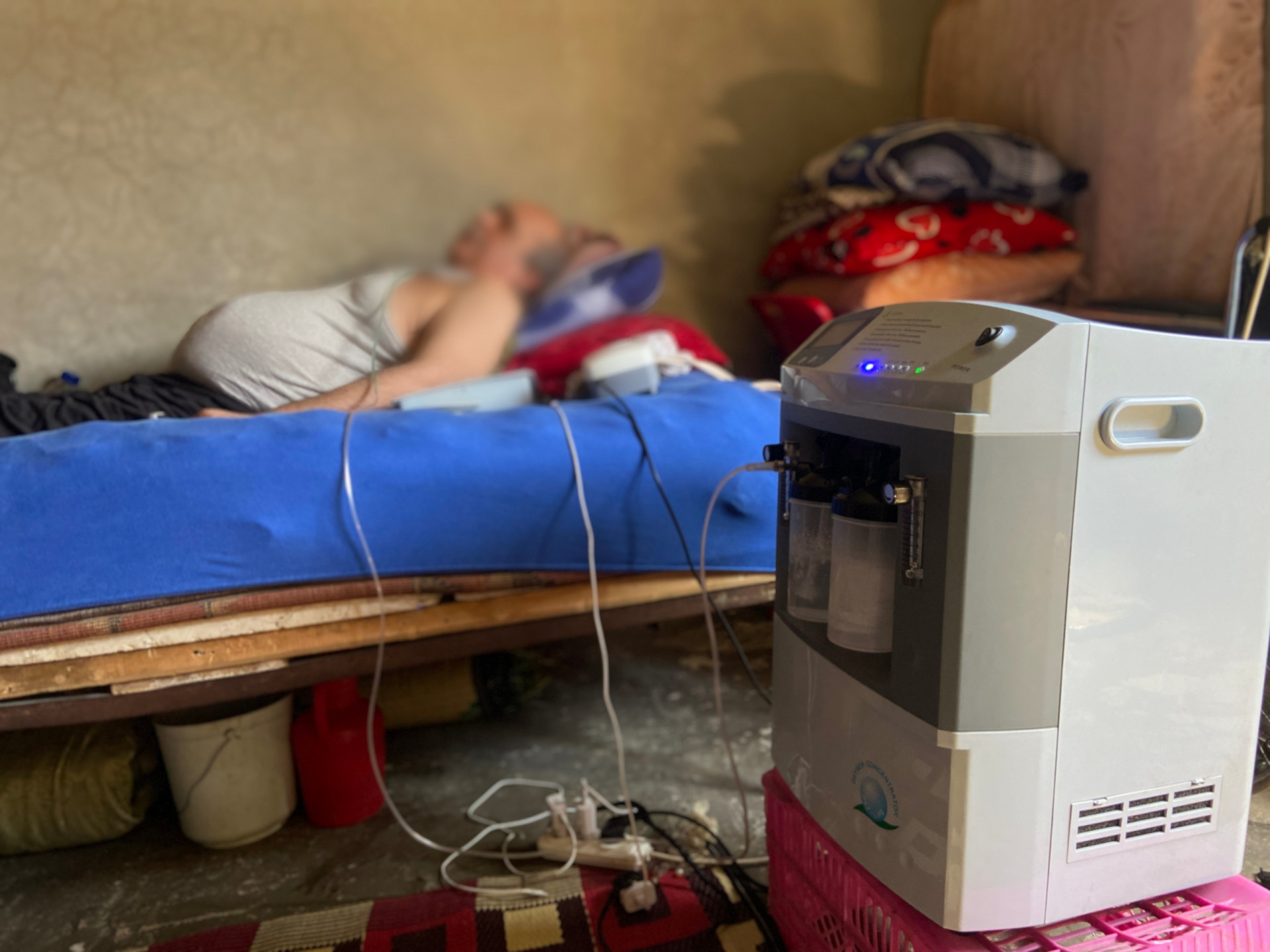 Suffering from heart disease, high blood pressure, and a lung condition that requires constant oxygen support, this individual is in urgent need of your aid.