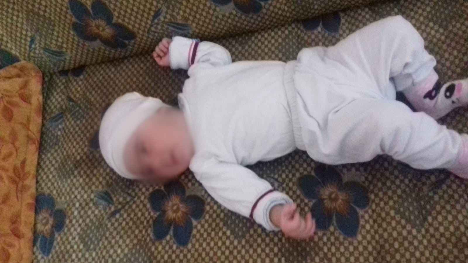 طفلة عمرها 3 اشهر تحتاج الى حليب مدعم وملابس وحفوضات