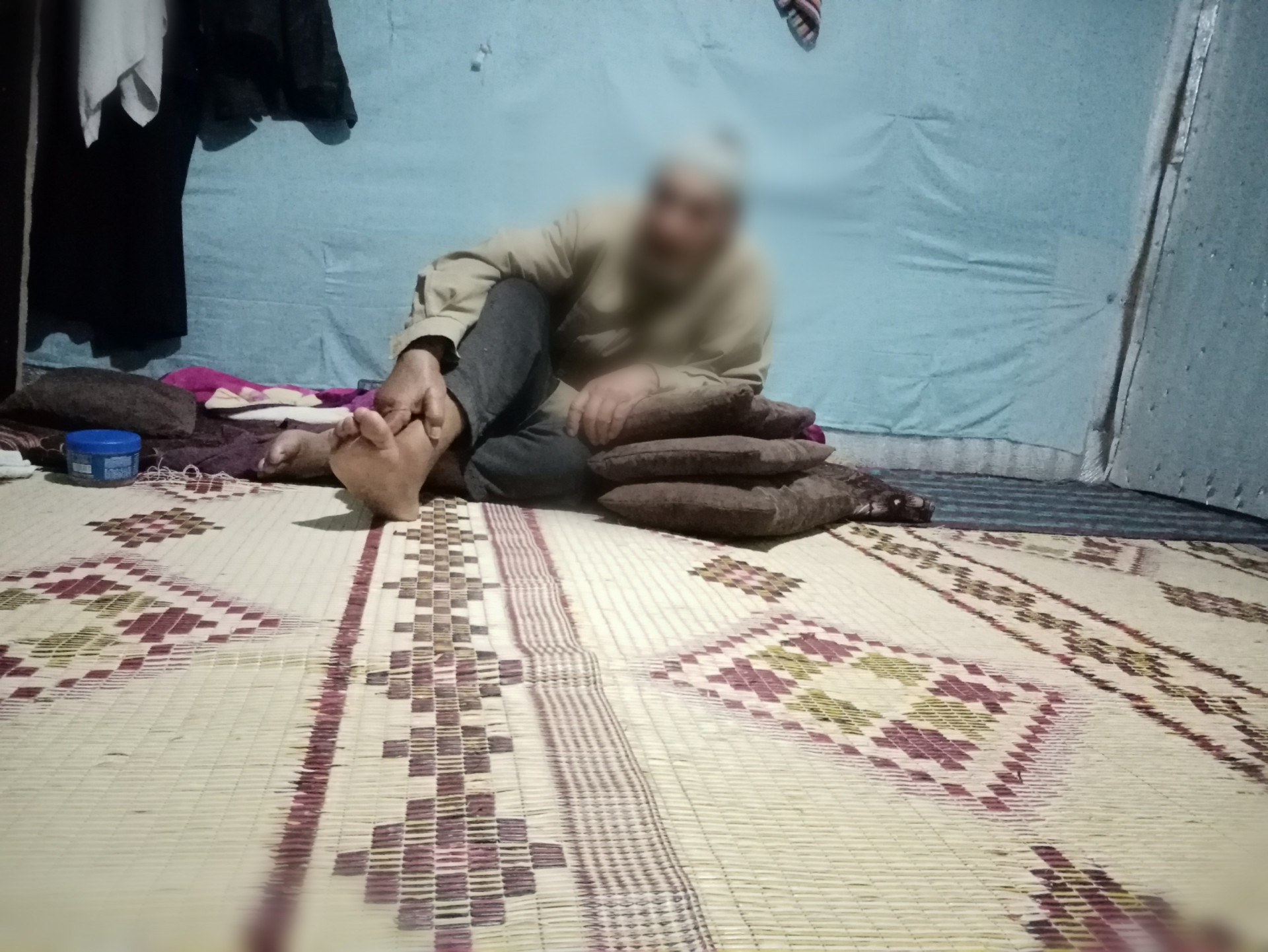 مُقعد ومُسن ومريض بلا أي معيل أو أحد في الدنيا