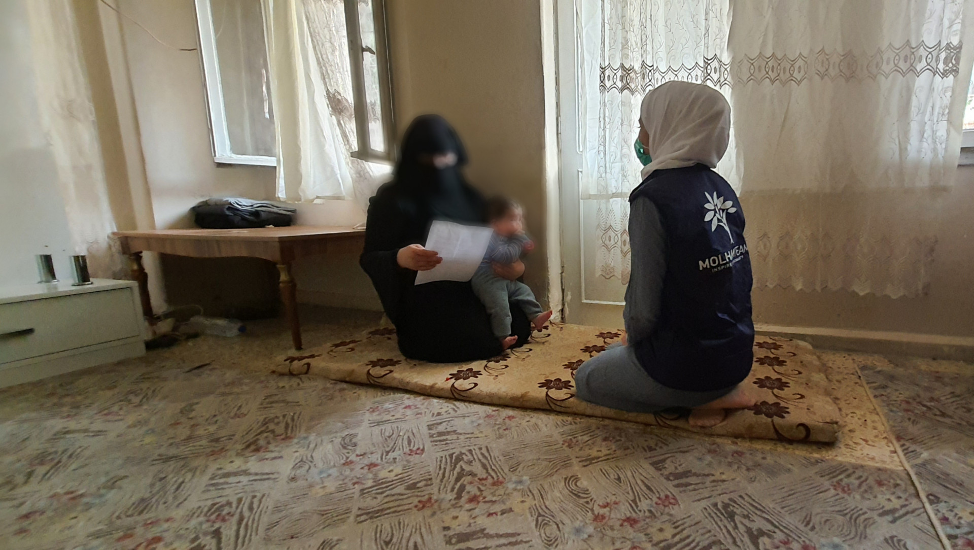 بعد إصابة معيل العائلة في العمل وفقدانه لعمله، تتراكم عليهم الهموم وإيجار المنزل.
