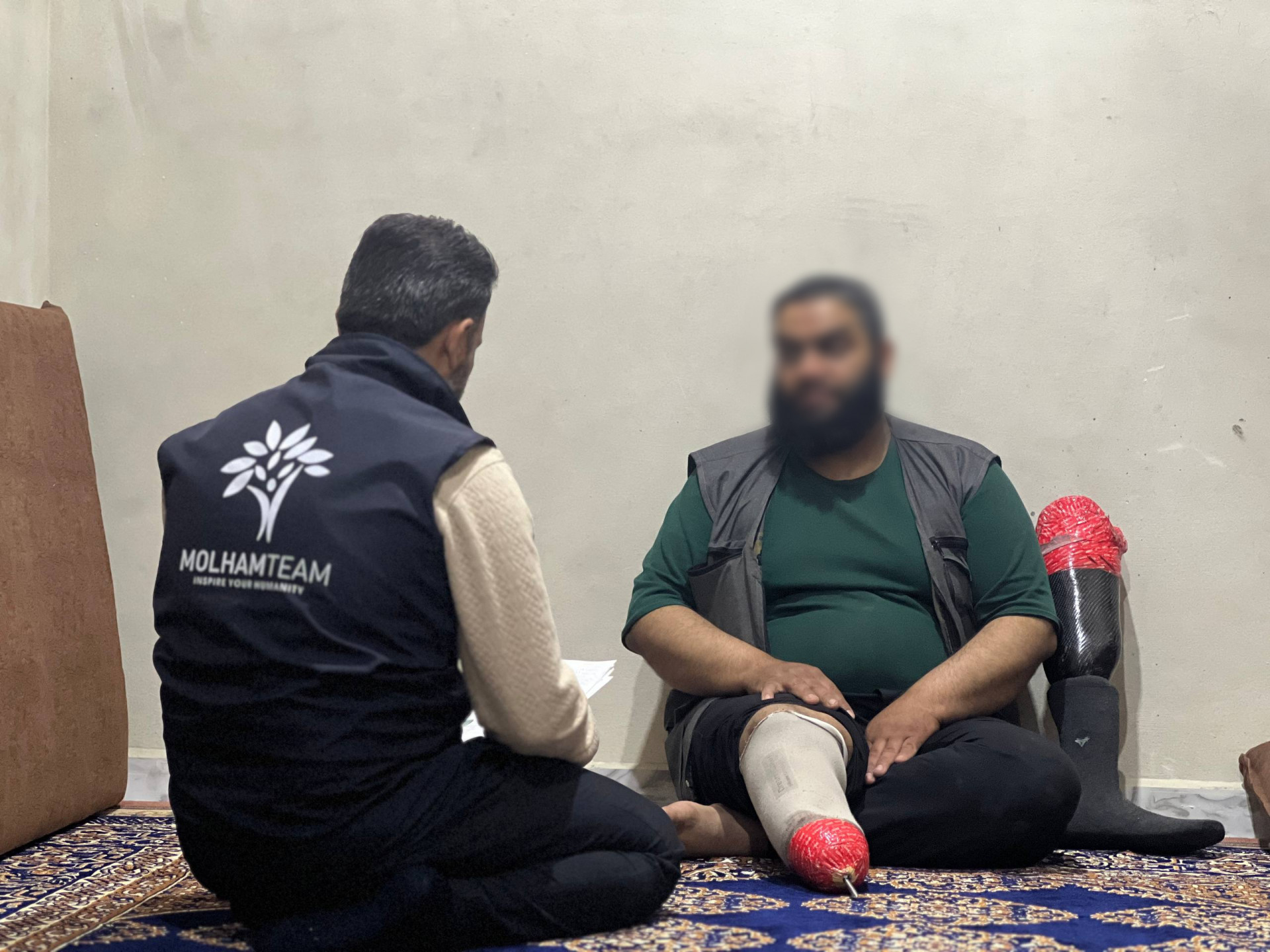 أب مبتور يرعى أيتام شقيقه