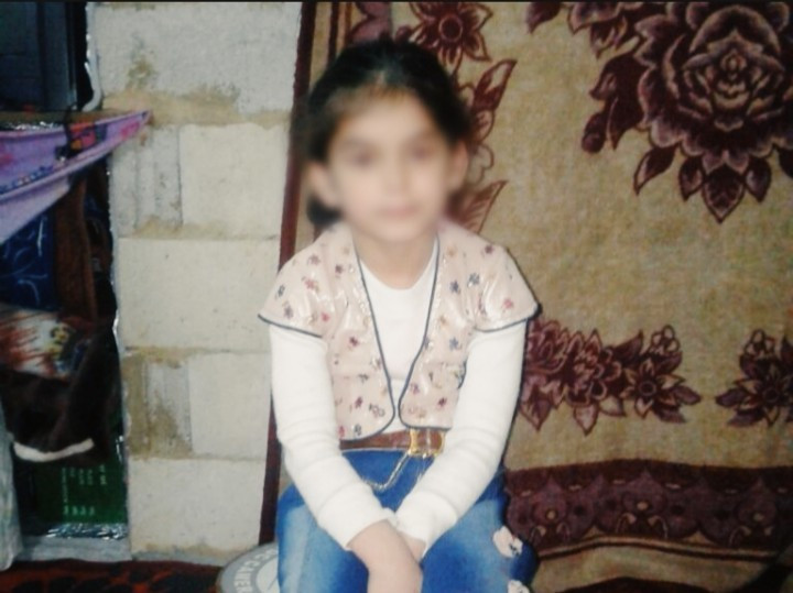 طفلة تعاني من مشاكل في عينها