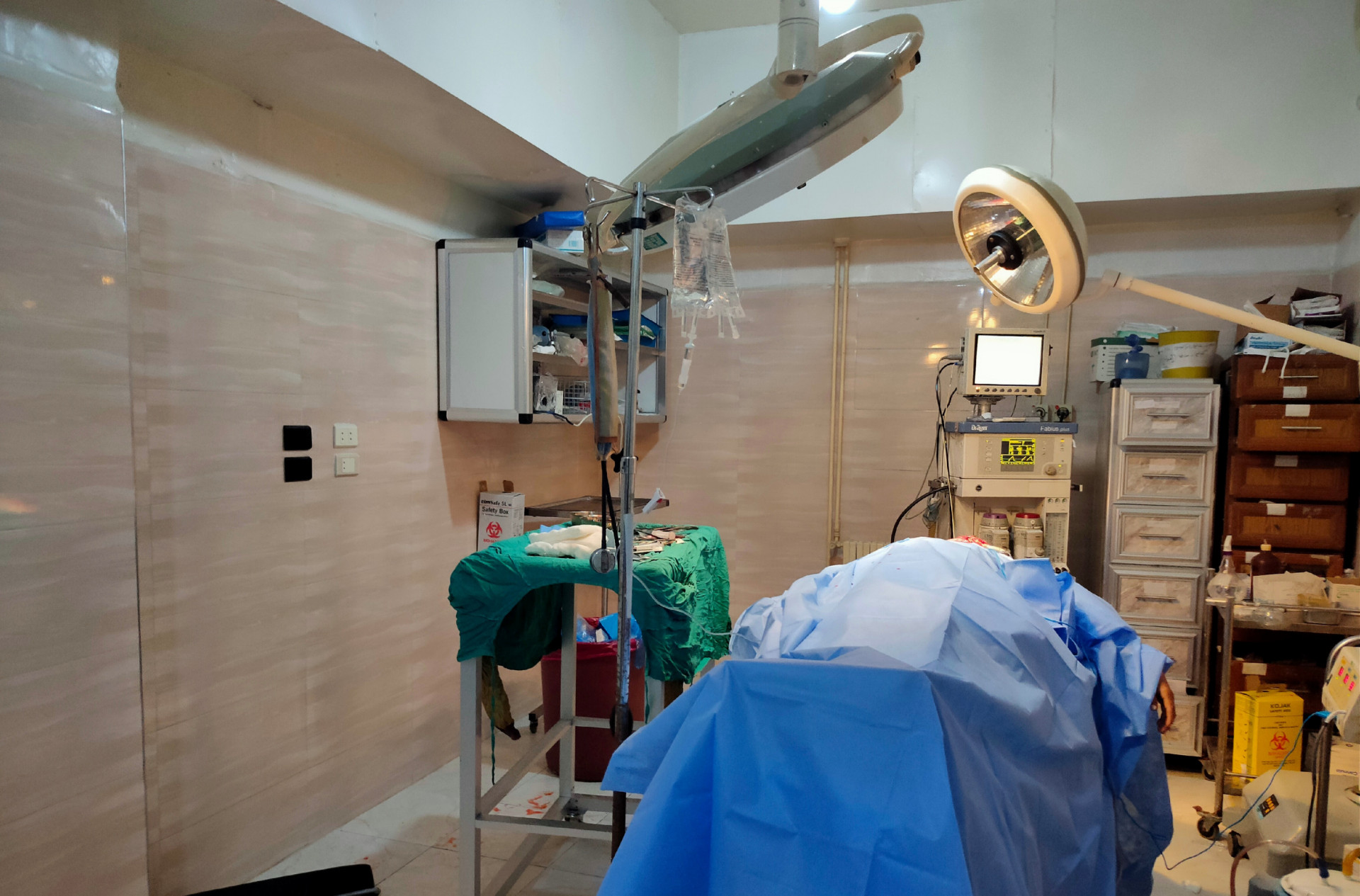 A little child at risk of dying needs urgent surgery of cranial fixation due to skull fracture