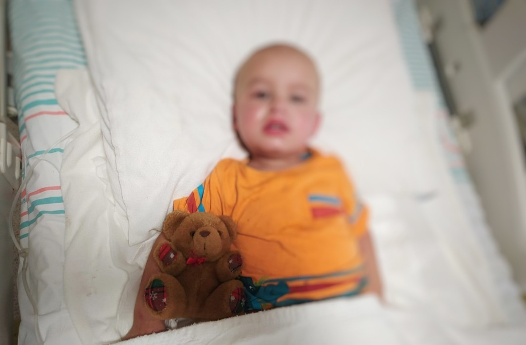 A two years old kid alone in Turkey for treatment