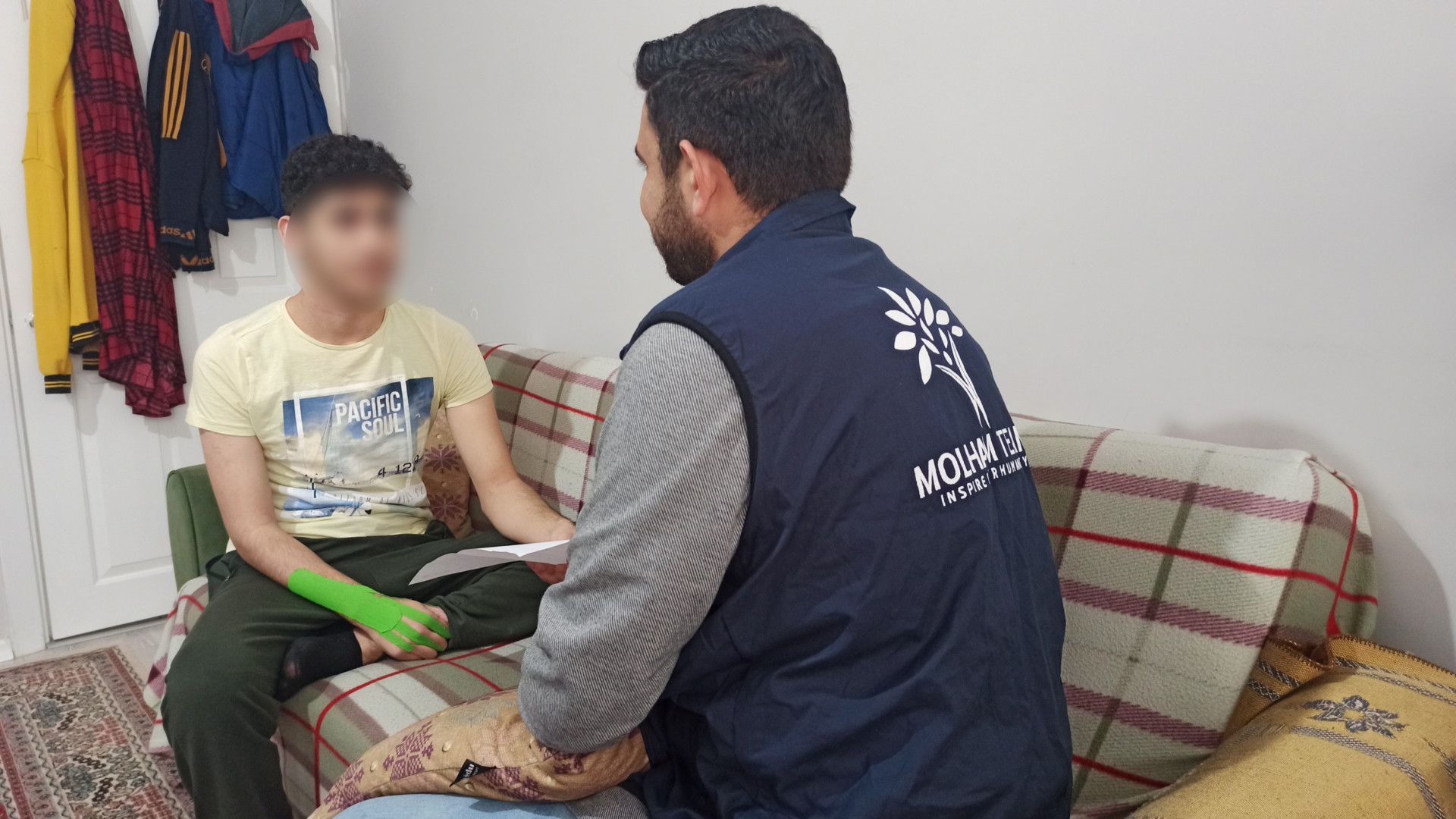 العنوان: لا يستطيع تحريك يده، وهو بحاجة إلى معالجة فيزيائية.