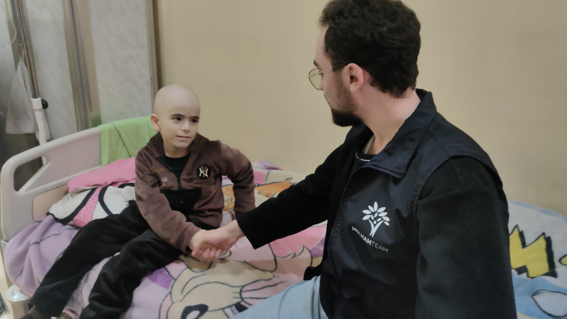 ابتسامة طفل… تخفي معركة قاسية