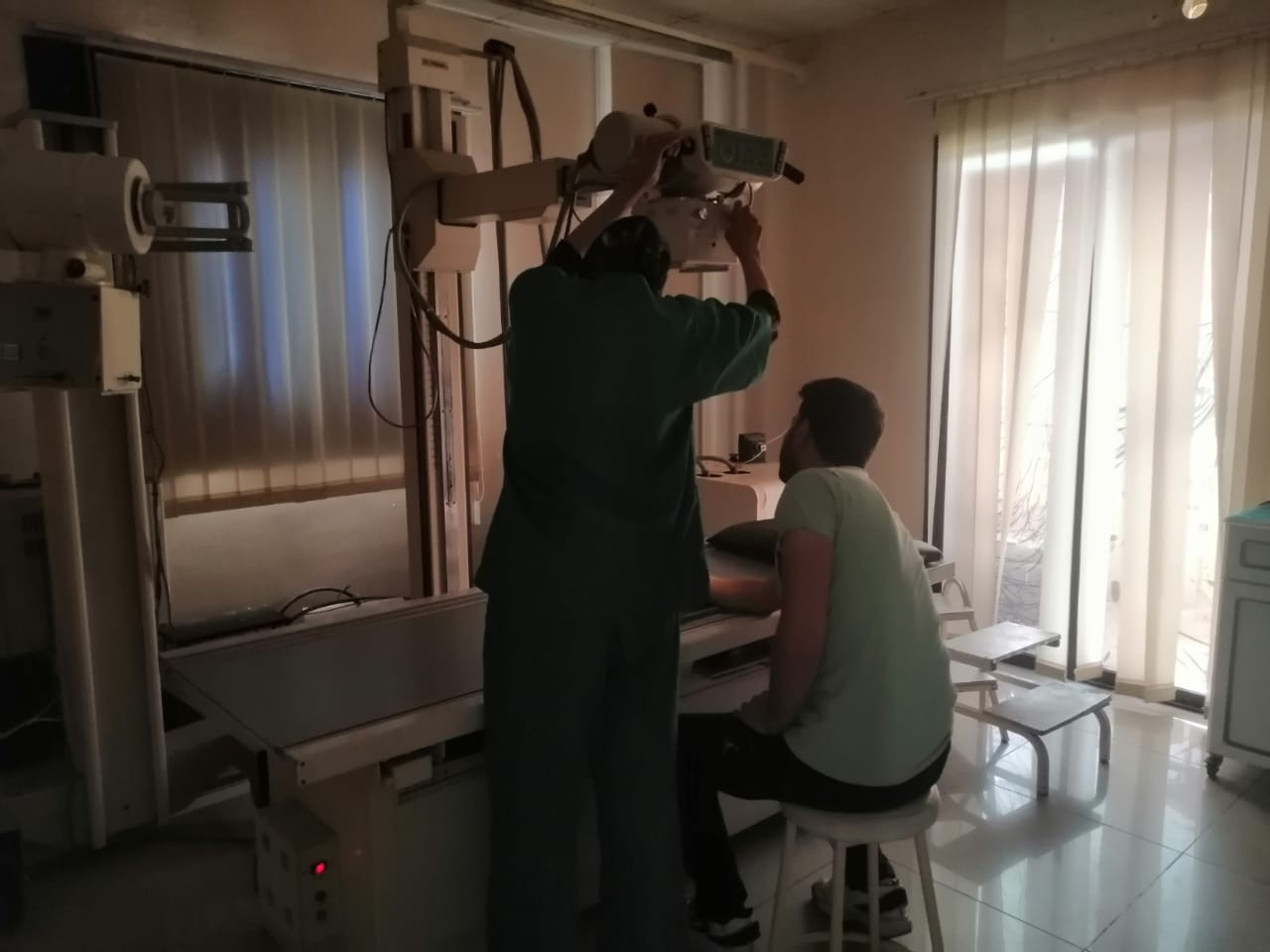 شاب يعمل ليلاً نهاراً ليُعيل عائلته فقد عمله بسبب كسرٍ في يده بحاجة مساعدتكم
