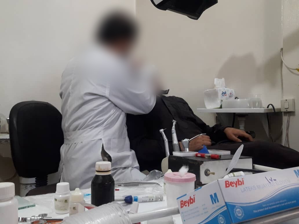 عم يعاني الأمرّين بسبب فقدانه لأسنانه!