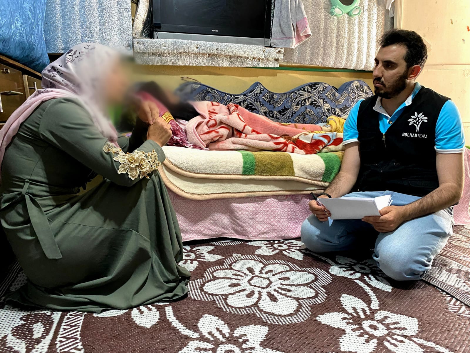 Asmaa seeks to complete her mother and daughter's treatments without any support.