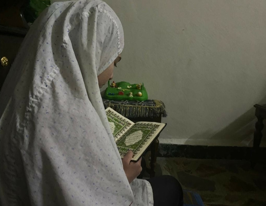 فاطمة طفلة يتيمة من مدينة ادلب