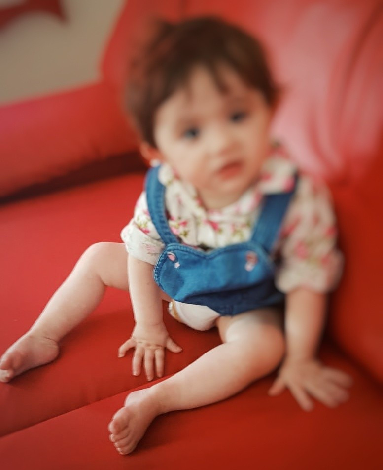 طفلة لا تسمع!