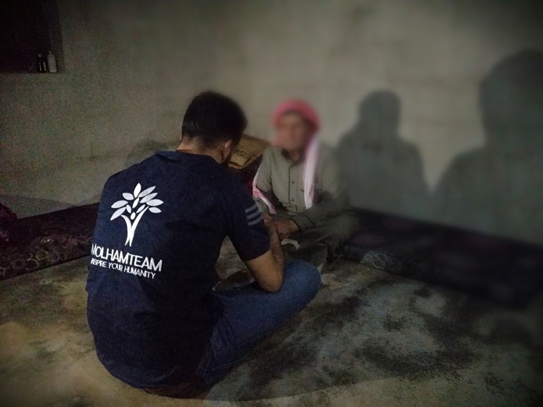 مسن بحاجة جرعة دوائية