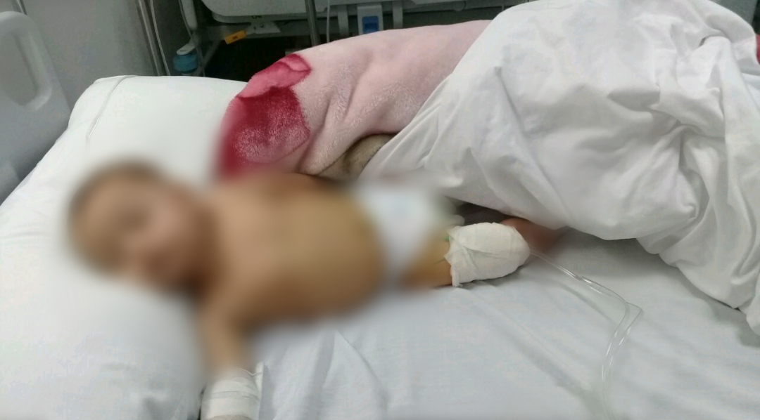 طفل يعاني من تضّخم في كليته