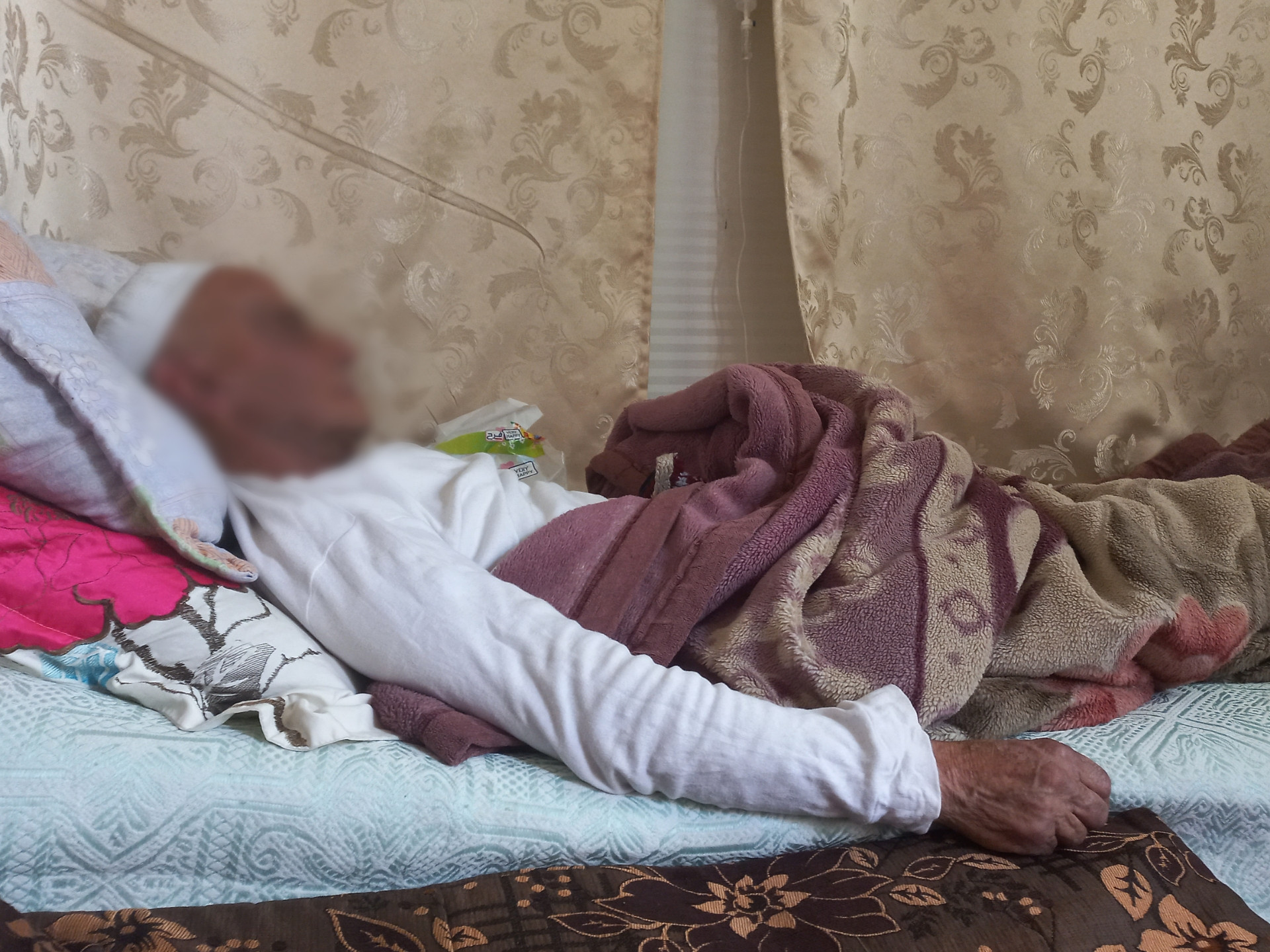 An elderly struggles with cancer !