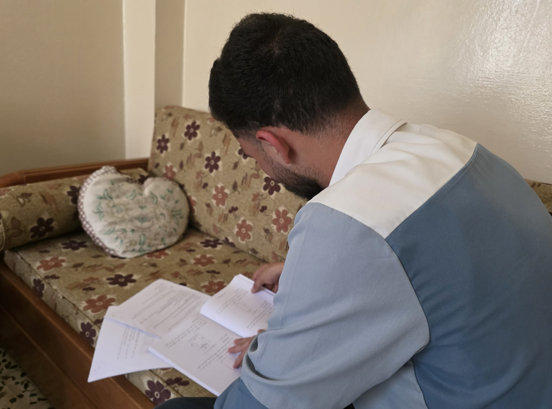 أحمد بين تعب العمل وحلم الجامعة