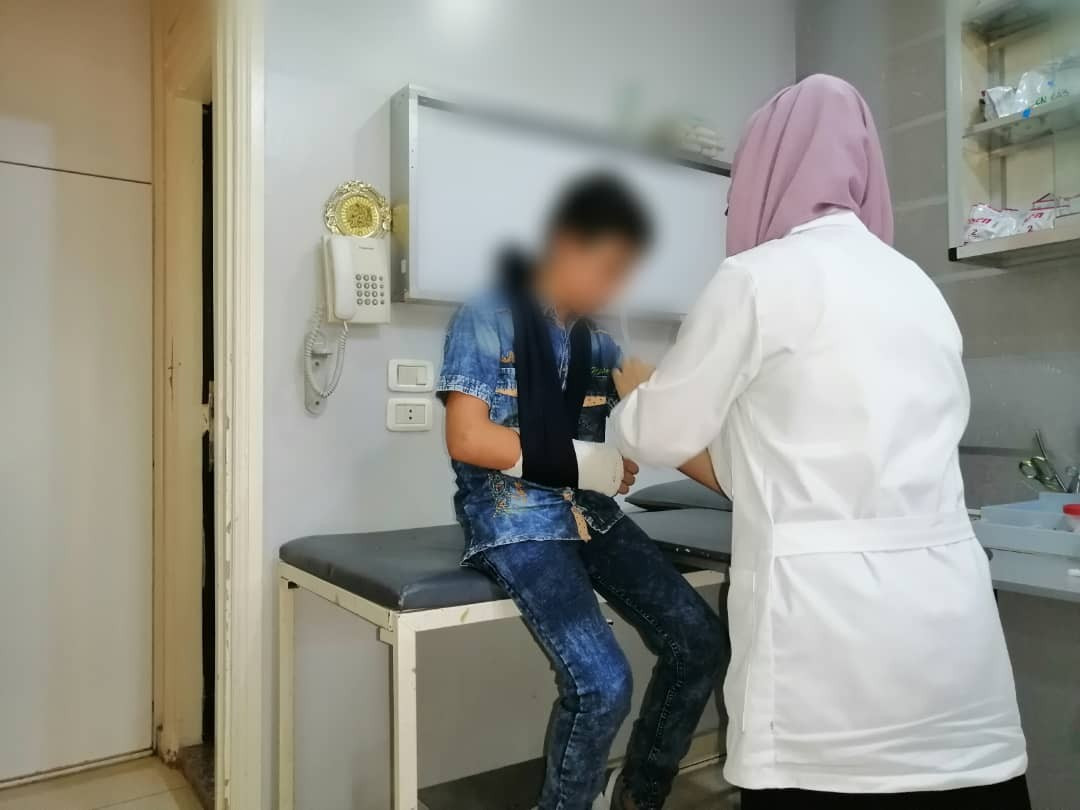 محمد فاتح طفل لديه كَسر في السّاعد